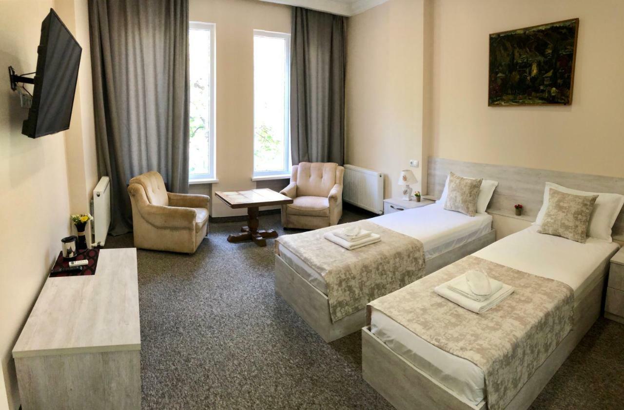 Hotel Leo Palace Тбилиси Екстериор снимка